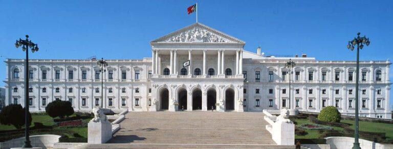 Sindicatos marcaram greve e concentração em frente à Assembleia da República